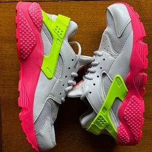 Women’s Nike Air Huarache size 9